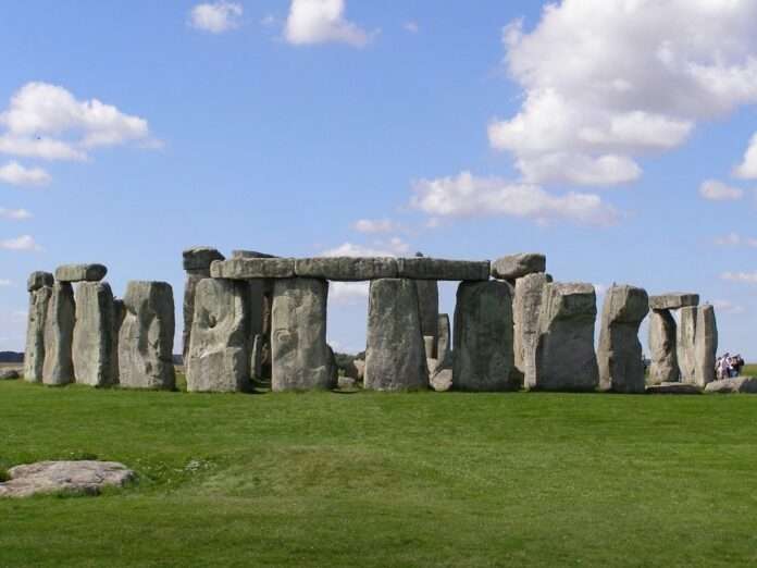 Stonehenge2007 07 30 1068x801 1
