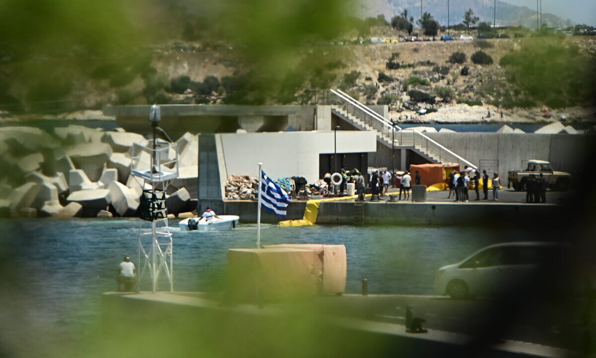 [378570] ΠΤΩΣΗ ΕΛΙΚΟΠΤΕΡΟΥ ΣΤΗΝ ΜΑΡΙΝΑ ΒΟΥΛΙΑΓΜΕΝΗΣ    (ΚΩΣΤΑΣ ΤΖΟΥΜΑΣ/EUROKINISSI)
