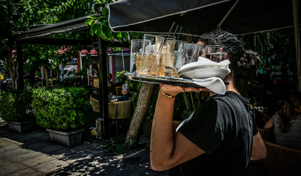 ΕΡΓΑΣΙΑ ΚΑΙ...ΚΑΥΣΩΝΑΣ ΜΙΑ ΜΕΡΑ ΣΑΝ ΟΛΕΣ ΤΙΣ ΑΛΛΕΣ ΓΙΑ ΚΑΠΟΙΟΥΣ ΕΡΓΑΖΟΜΕΝΟΥΣ (ΤΑΤΙΑΝΑ ΜΠΟΛΑΡΗ/EUROKINISSI)