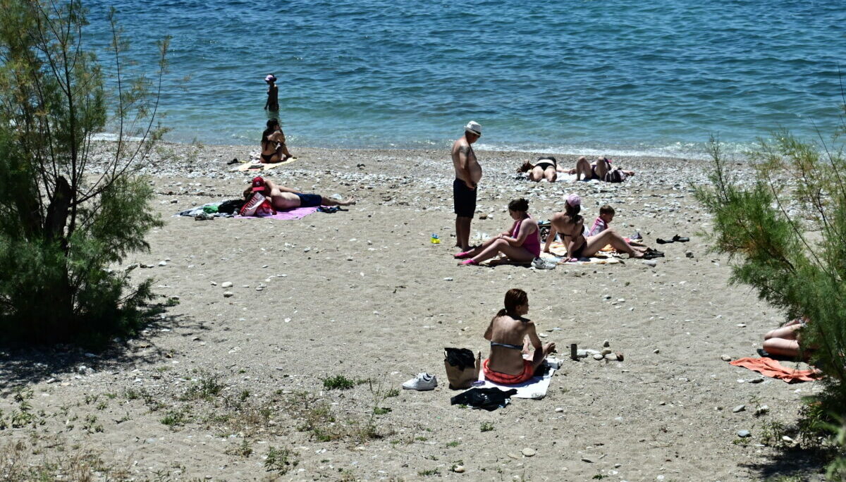 [378023] ΚΟΣΜΟΣ ΣΤΙΣ ΠΑΡΑΛΙΕΣ ΤΗΣ ΑΤΤΙΚΗΣ  (ΚΩΣΤΑΣ ΤΖΟΥΜΑΣ/EUROKINISSI)