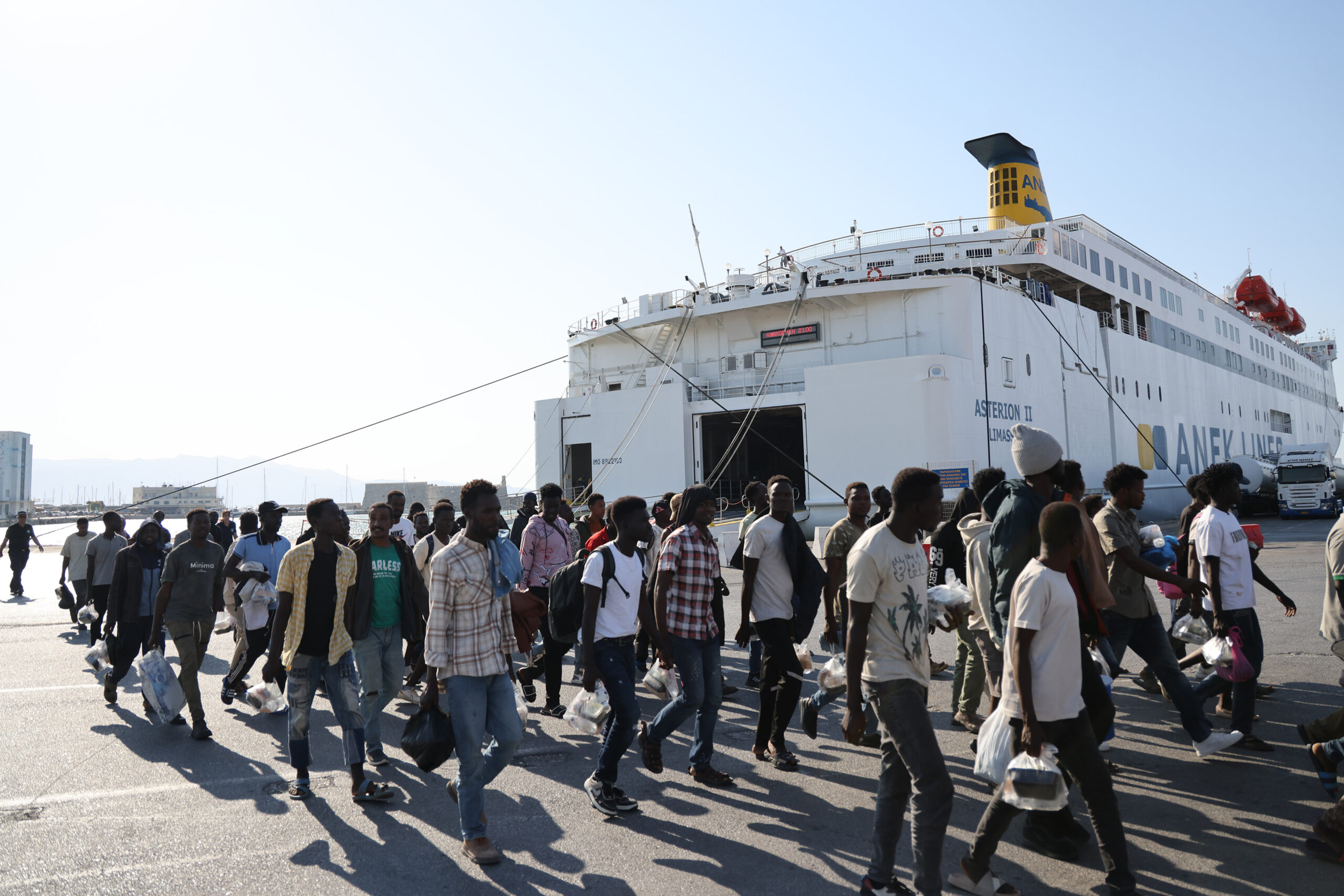 ΑΝΑΧΩΡΗΣΗ ΜΕΤΑΝΑΣΤΩΝ ΑΠΟ ΤΟ ΗΡΑΚΛΕΙΟ ΤΗΣ ΚΡΗΤΗΣ ΓΙΑ ΤΟ ΛΙΜΑΝΙ ΤΟΥ ΠΕΙΡΑΙΑ (ΣΤΕΦΑΝΟΣ ΡΑΠΑΝΗΣ/ EUROKINISSI)