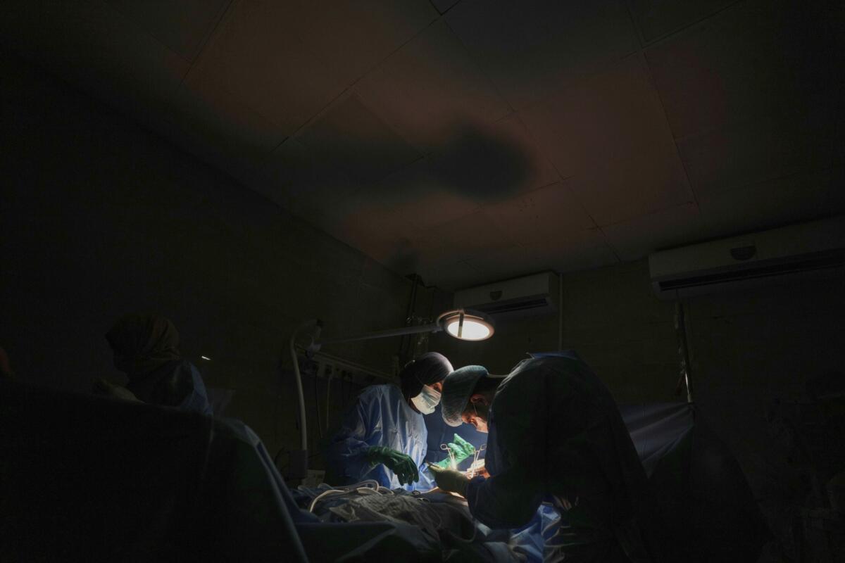 APTOPIX Mideast Wars Gaza Hospital Photo Essay