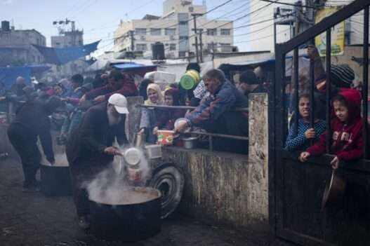 palestinians line up for a free meal in rafah gaza strip 768x512 1 1