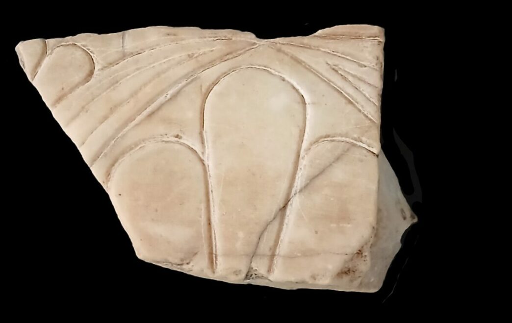 thraysma marmarinis simis apo arxaiko nao tis akropolis ton athinon 6os ai p x e1753435763797