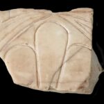 thraysma marmarinis simis apo arxaiko nao tis akropolis ton athinon 6os ai p x e1753435763797