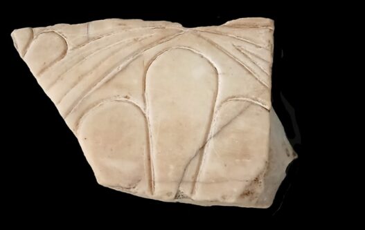 thraysma marmarinis simis apo arxaiko nao tis akropolis ton athinon 6os ai p x e1753435763797