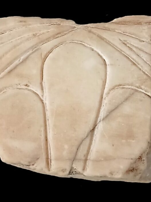 thraysma marmarinis simis apo arxaiko nao tis akropolis ton athinon 6os ai p x e1753435763797