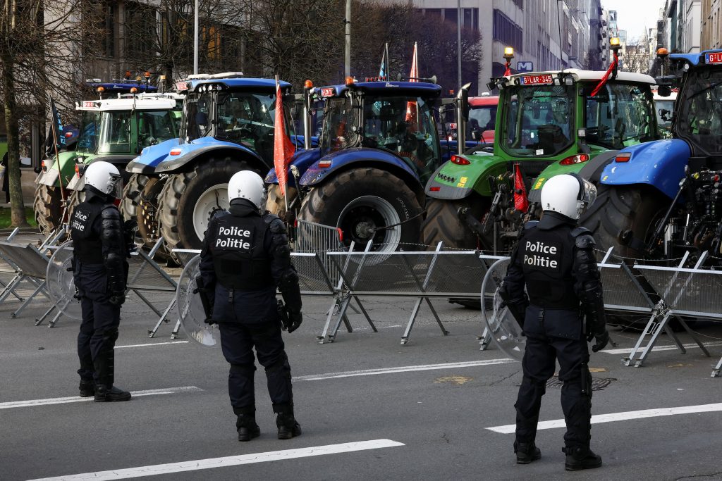 2025 12 18T102551Z 1834813699 RC2YIIAVZEHK RTRMADP 3 EU SUMMIT FARMERS PROTEST 1024x683