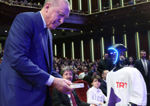 f32e1cd255b2af95bd56e7e624f52c61 L