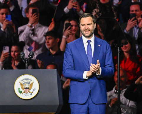 c89104cddd080a89d8b699e0b09dd38e L 4