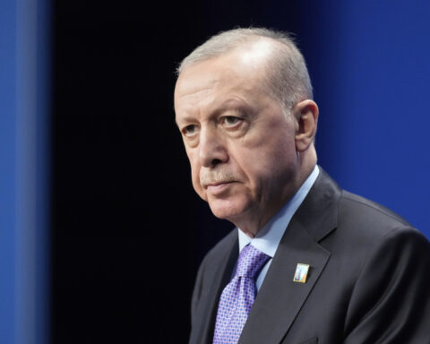 d26023733f5689f53b3cefdde227e844 L